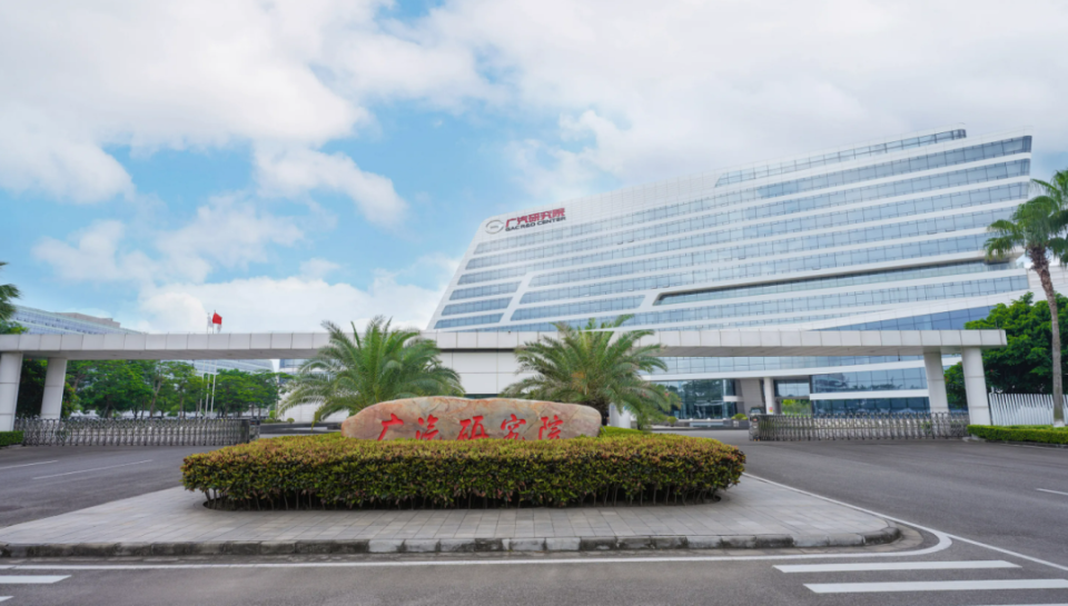 北京首钢训练开放日，赛前官宣签约引欢呼，欧超杯在即，资深球员宣示担当的简单介绍